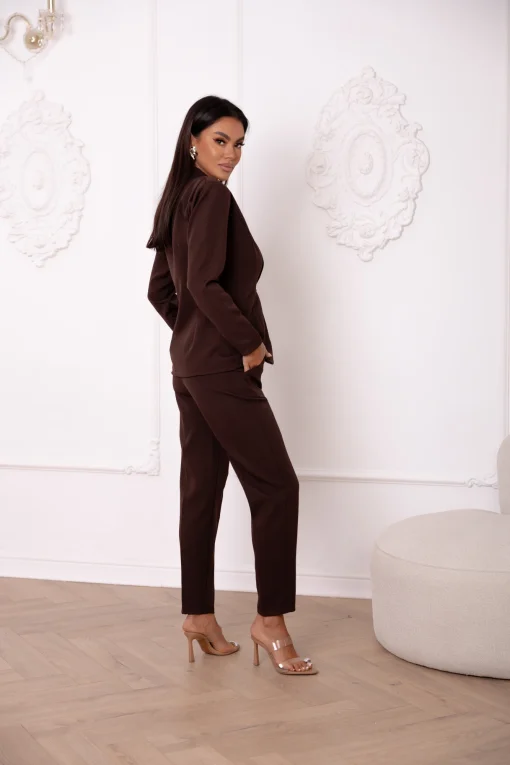 compleul-maro-elegant-cu-sacou-cambrat-si-pantaloni-conici