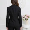 costum-elegant-negru-din-doua-piese-cu-sacou-la-doua-randuri-de-nasturi