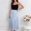 fusta-lunga-bleu-cu-buline-si-aspect-satinat