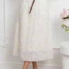 fusta-midi-alba-cu-broderie-curea-maro-subtire-si-buzunare