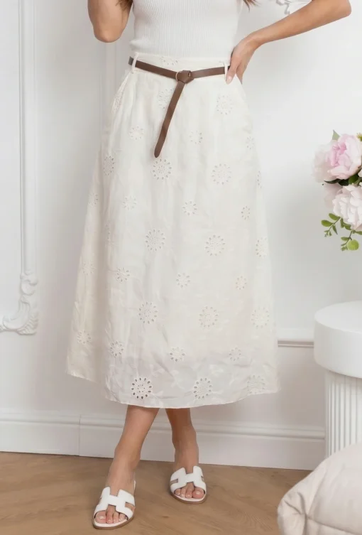 fusta-midi-alba-cu-broderie-curea-maro-subtire-si-buzunare