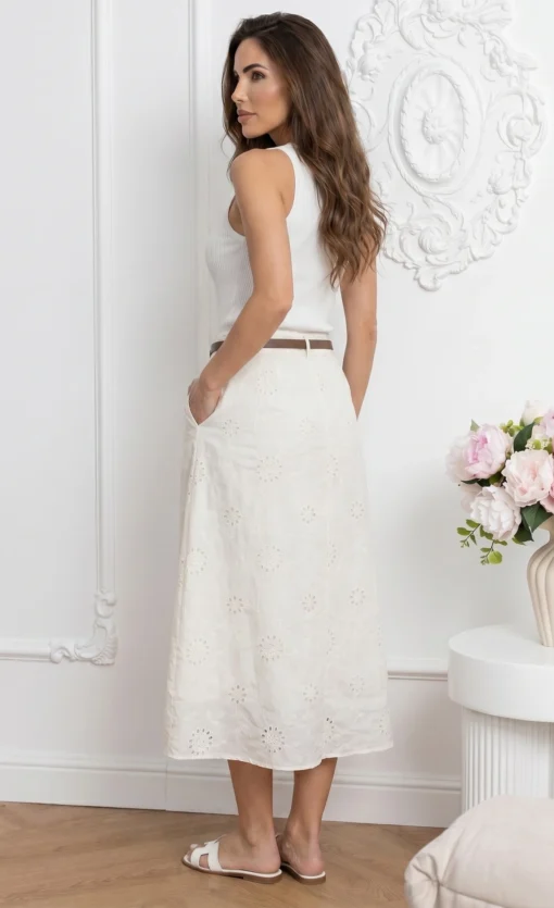 fusta-midi-alba-cu-broderie-curea-maro-subtire-si-buzunare