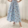 fusta-midi-bleu-cu-buline-si-funda-in-talie