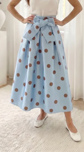 fusta-midi-bleu-cu-buline-si-funda-in-talie