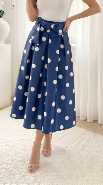 fusta-midi-bleumarin-cu-buline-albe-si-funda-in-talie