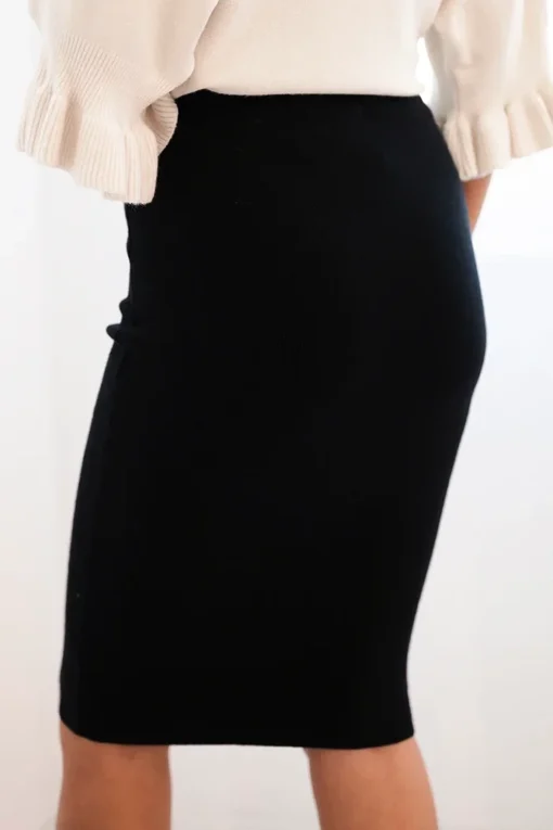 fusta-neagra-din-tricot-elastica