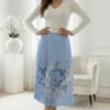 fusta-plisata-albastra-cu-imprimeu-floral-si-curea-inclusa