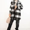 jacheta-oversized-in-carouri-alb-negru