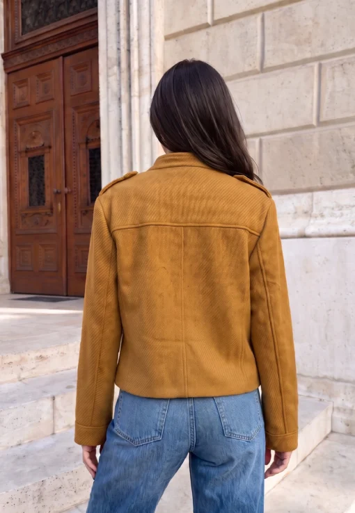 jacheta-scurta-eleganta-din-stofa-texturata-cu-nasturi-aurii-si-fermoar