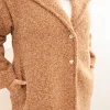 palton-camel-elegant-marime-mare-cu-croi-drept-si-nasturi-decorativi