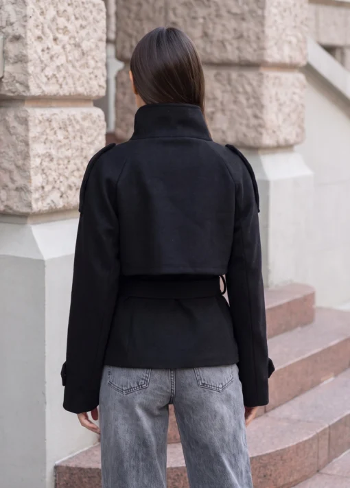 palton-scurt-elegant-din-stofa-fina-cu-guler-inalt-si-cordon-in-talie