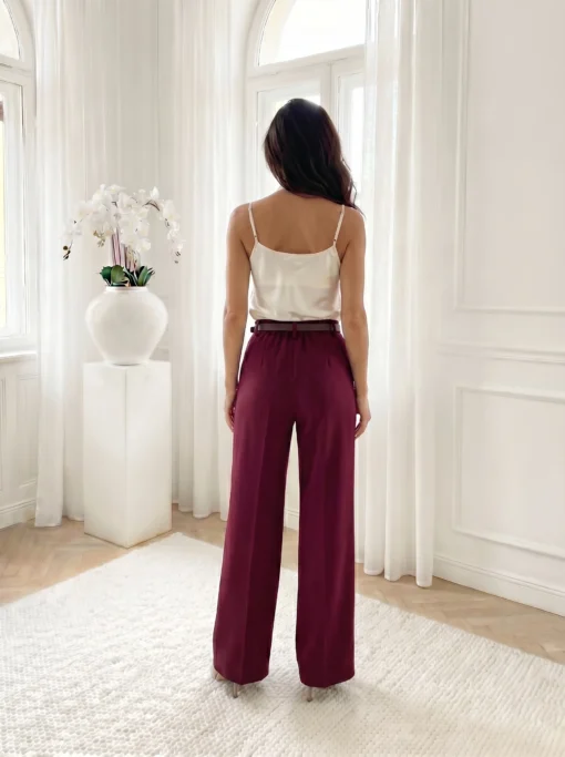pantaloni-bordo-cu-curea-si-croiala-dreapta