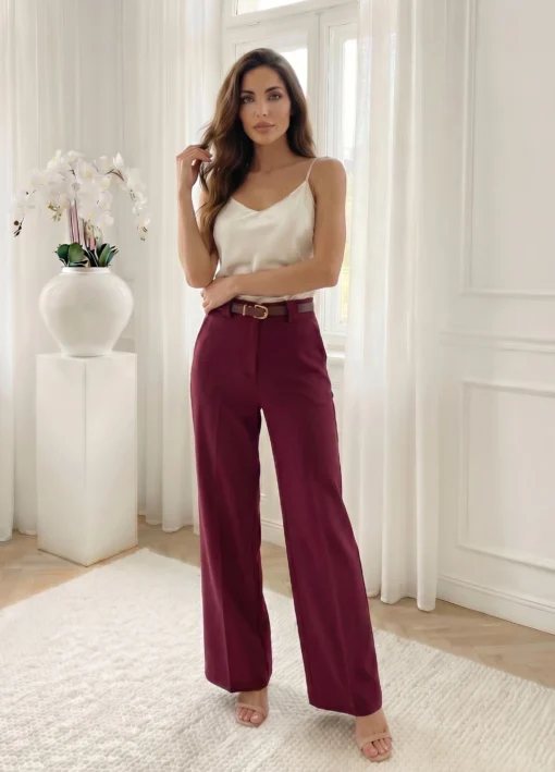 pantaloni-bordo-cu-curea-si-croiala-dreapta