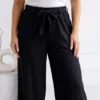 pantaloni-cu-textura-incretita-cordon-si-croi-larg