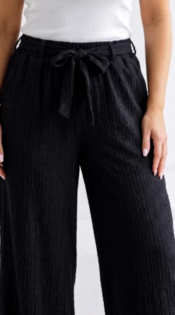 pantaloni-cu-textura-incretita-cordon-si-croi-larg