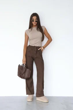Pantaloni dama maro din catifea raiata cu talie elastica