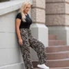pantaloni-dama-wide-leg-cu-imprimeu-alb-negru-si-talie-elastica