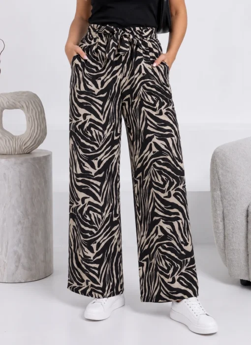 pantaloni-dama-wide-leg-cu-imprimeu-alb-negru-si-talie-elastica