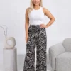 pantaloni-dama-wide-leg-cu-imprimeu-alba-negru-si-talie-elastica