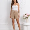 pantaloni-scurti-plisati-cu-talie-elastica-si-captuseala-bej