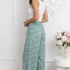 pantaloni-vaporosi-cu-imprimeu-floral-si-talie-elastica
