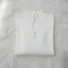 pulover-alb-elegant-cu-nasturi-perlati-si-decupaj-oval