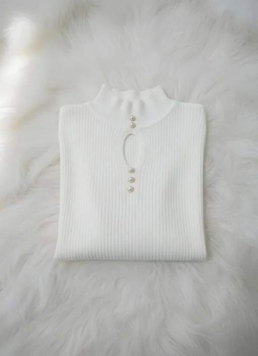 pulover-alb-elegant-cu-nasturi-perlati-si-decupaj-oval