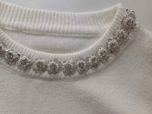 pulover-alb-elegant-cu-perle-decorative-la-guler