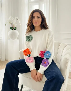 Pulover alb oversize cu aplicatii florale colorate