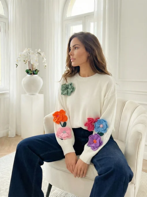 pulover-alb-oversize-cu-aplicatii-florale-colorate