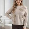 pulover-bej-din-tricot-cu-flori-tricotate-in-relief
