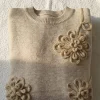 pulover-bej-din-tricot-cu-flori-tricotate-in-relief