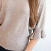 pulover-bej-tricot-cu-maneci-bufante-si-volane