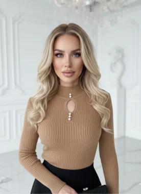Pulover camel elegant cu nasturi perlati si decupaj oval