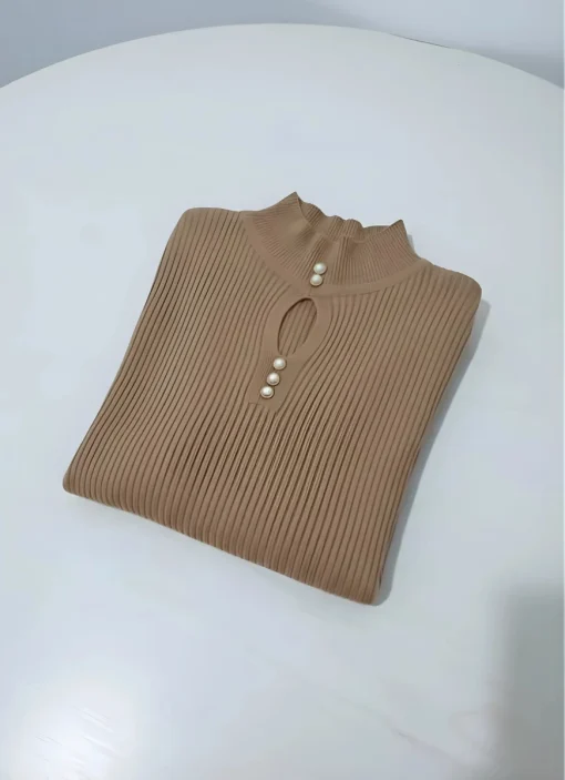 pulover-camel-elegant-cu-nasturi-perlati-si-decupaj-oval