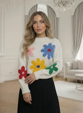 Pulover crem cu flori colorate