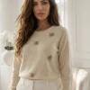 pulover-crem-elegant-cu-aplicatii-cristale-tip-stea