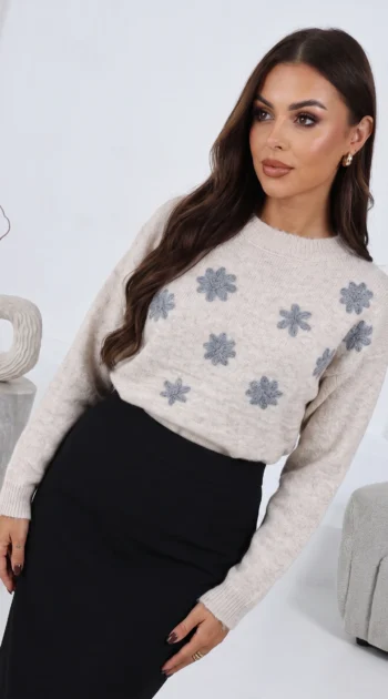 pulover-din-tricot-cu-motive-florale-brodate