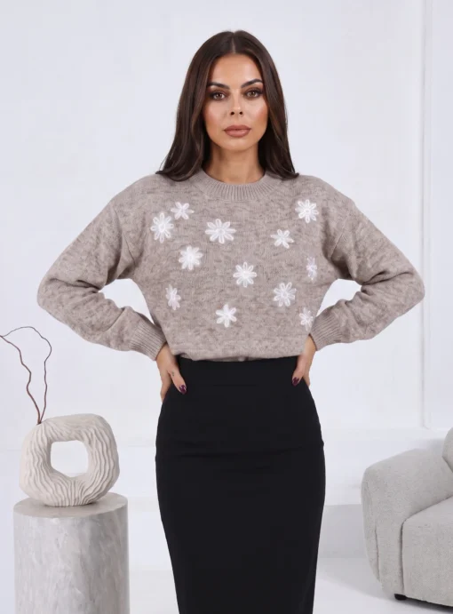pulover-din-tricot-cu-motive-florale-brodate