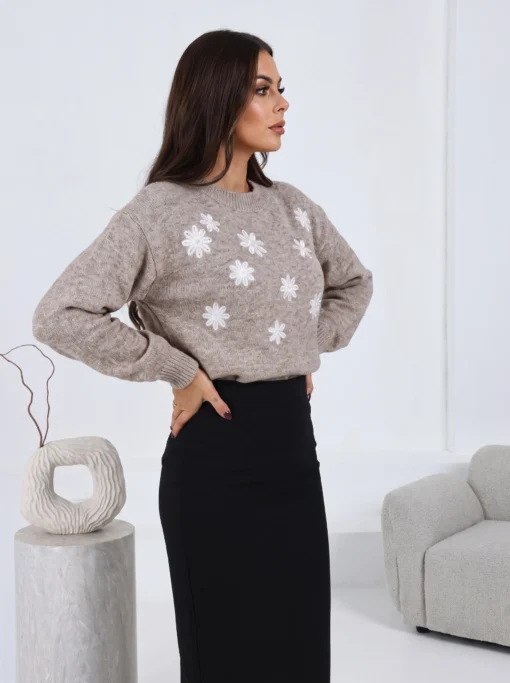 pulover-din-tricot-cu-motive-florale-brodate