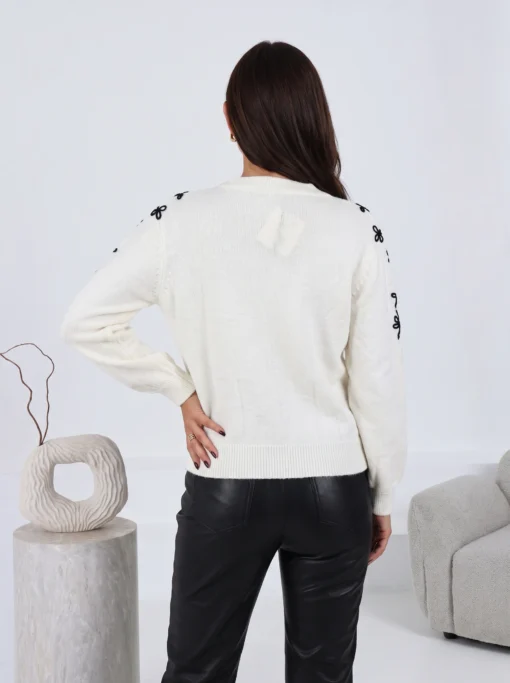 pulover-din-tricot-moale-cu-broderie-florala-pe-umeri
