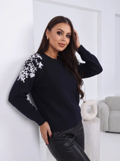 pulover-din-tricot-moale-cu-broderie-florala-pe-umeri