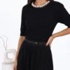 pulover-elegant-din-tricot-fin-cu-perle-la-guler-si-torsade