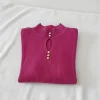 pulover-fucsia-elegant-cu-nasturi-perlati-si-decupaj-oval