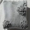 pulover-gri-din-tricot-cu-flori-tricotate-in-relief