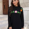 pulover-lung-din-tricot-cu-flori-crosetate