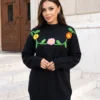 pulover-lung-din-tricot-cu-flori-crosetate