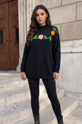 Pulover lung din tricot cu flori crosetate