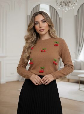 Pulover maro cu cirese decorative