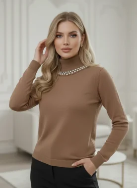 Pulover maro cu guler rulat și aplicații din perle și pietre